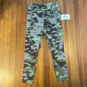NWT ZYIA light n tight camo